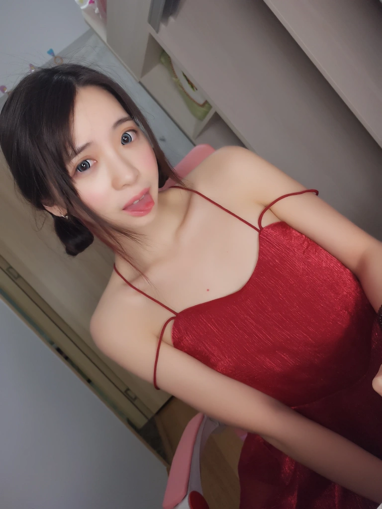 疯猫ss《红裙》主题写真：15张全套美图