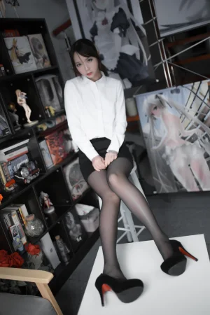 疯猫ss《职业装》主题写真：30张全套美图