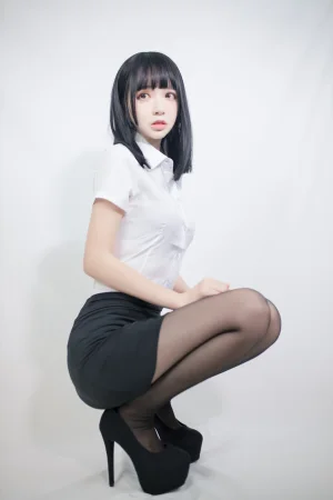 疯猫ss《职业装3 OL定制》主题写真：40张全套美图