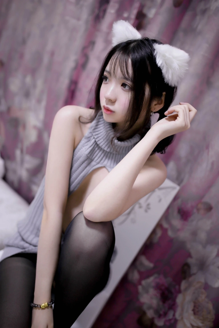 疯猫ss《露背毛衣》主题写真：16张全套美图
