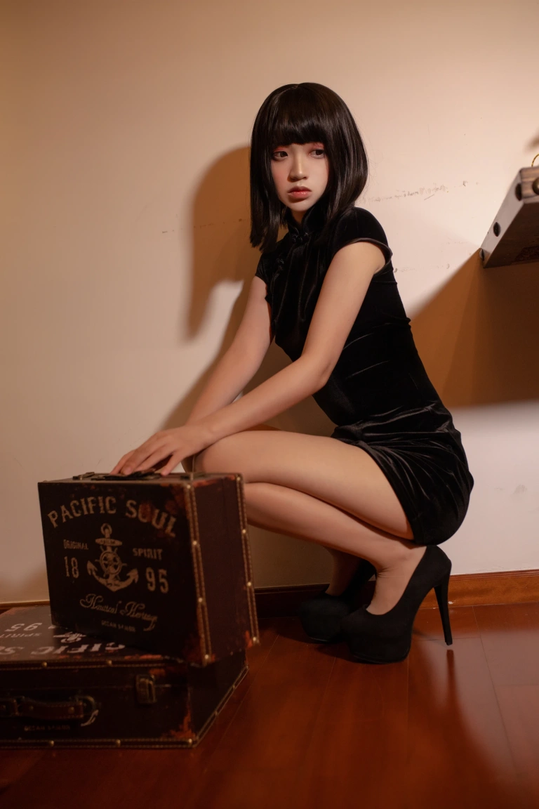 疯猫ss《肉丝黑旗袍》主题写真：40张全套美图