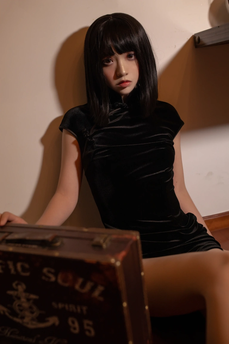 疯猫ss《肉丝黑旗袍》主题写真：40张全套美图