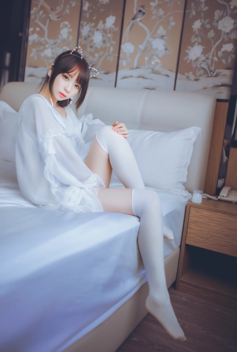 疯猫ss《白色睡衣》主题写真：24张全套美图