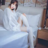 疯猫ss《白色睡衣》主题写真：24张全套美图