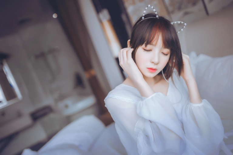 疯猫ss《白色睡衣》主题写真：24张全套美图