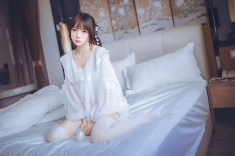 疯猫ss《白色睡衣》主题写真：24张全套美图