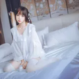 疯猫ss《白色睡衣》主题写真：24张全套美图