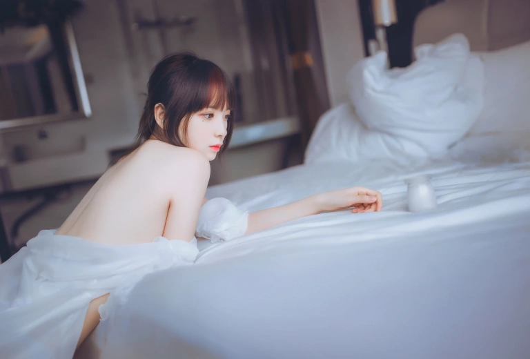 疯猫ss《白色睡衣》主题写真：24张全套美图