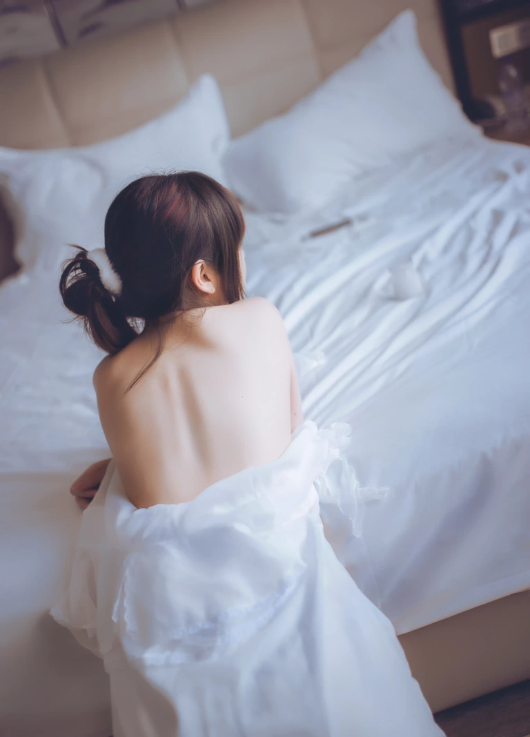 疯猫ss《白色睡衣》主题写真：24张全套美图