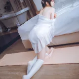 疯猫ss《白色睡衣》主题写真：24张全套美图