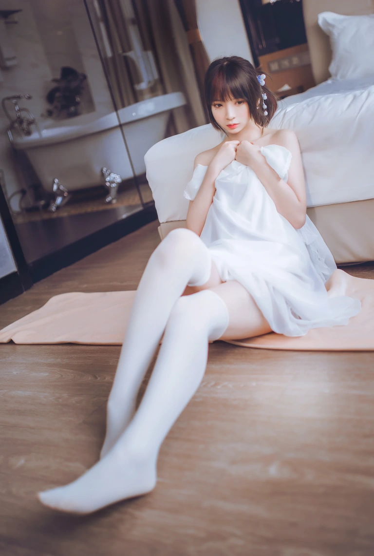 疯猫ss《白色睡衣》主题写真：24张全套美图