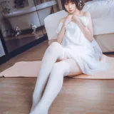 疯猫ss《白色睡衣》主题写真：24张全套美图