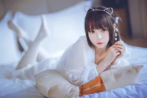 疯猫ss《白色睡衣》主题写真：24张全套美图