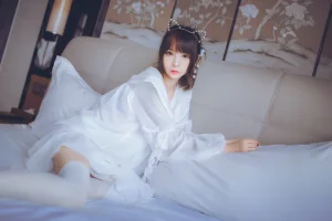 疯猫ss《白色睡衣》主题写真：24张全套美图