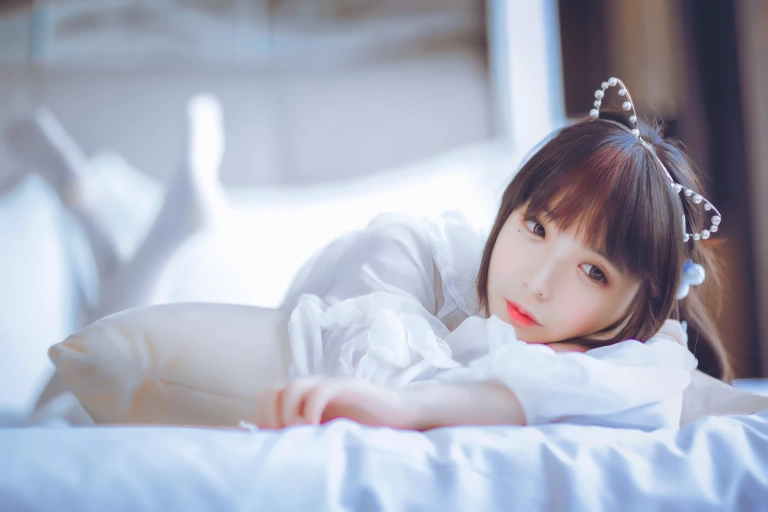 疯猫ss《白色睡衣》主题写真：24张全套美图
