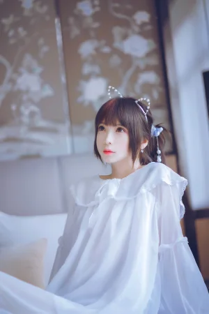 疯猫ss《白色睡衣》主题写真：24张全套美图