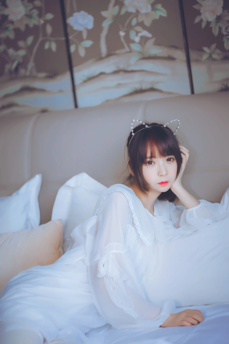 疯猫ss《白色睡衣》主题写真：24张全套美图