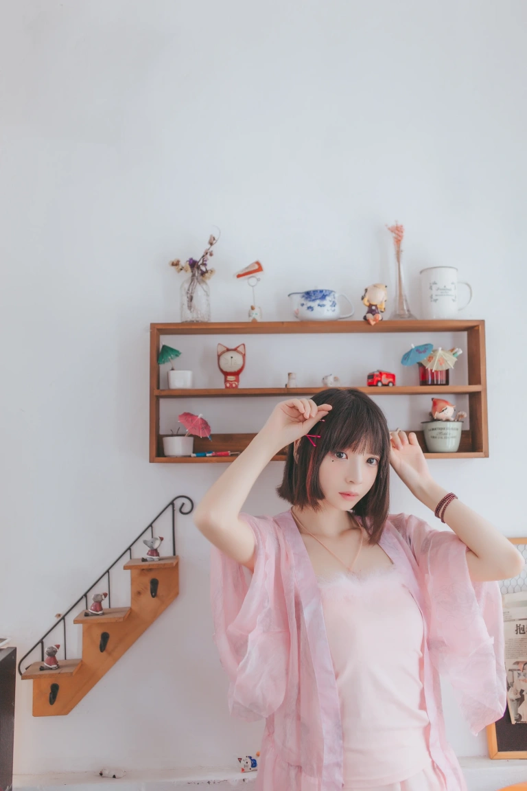 疯猫ss《粉红日常》主题写真：19张全套美图