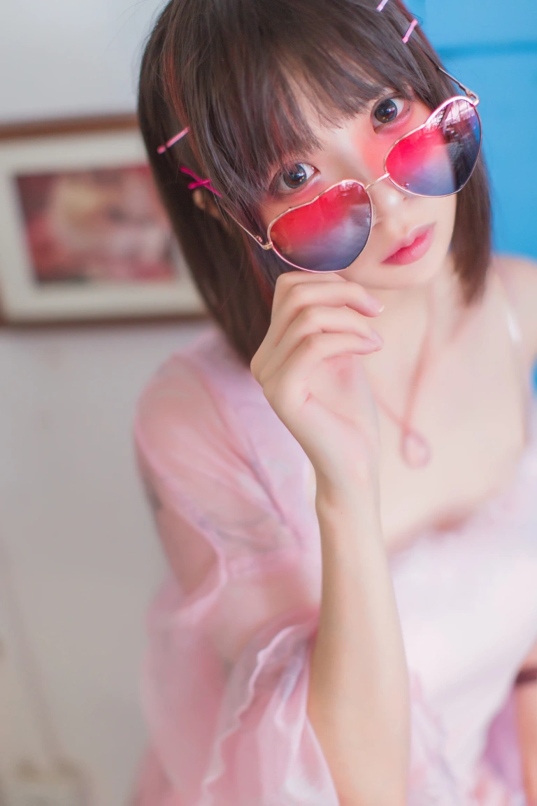疯猫ss《粉红日常》主题写真：19张全套美图