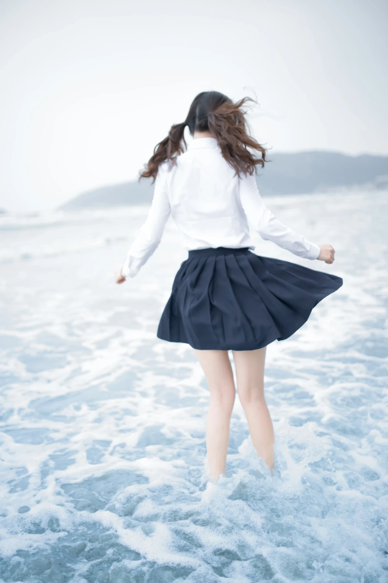 疯猫ss《眠海歌 海滩蓝色》主题写真：28张全套美图