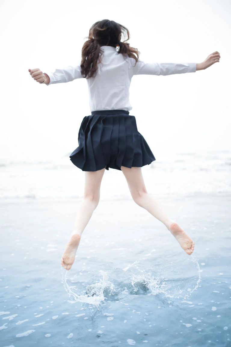 疯猫ss《眠海歌 海滩蓝色》主题写真：28张全套美图