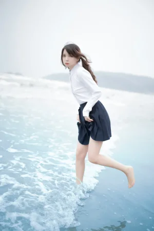 疯猫ss《眠海歌 海滩蓝色》主题写真：28张全套美图