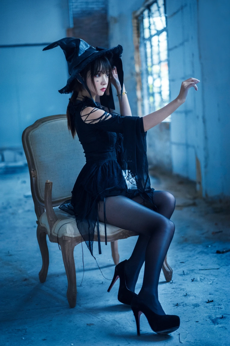 疯猫ss《魔女样双笙本 魔女》主题写真：27张全套美图