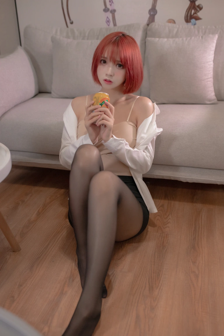 疯猫ss《OL真爱本子 OL》主题写真：30张全套美图