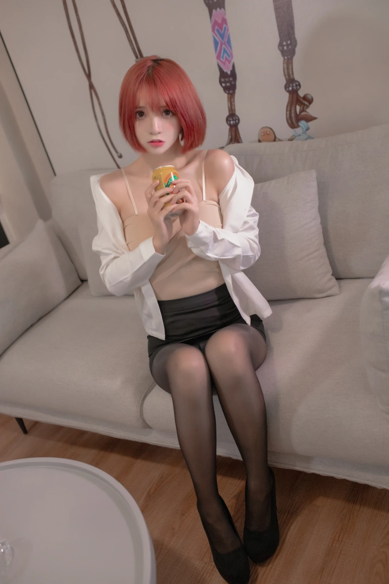 疯猫ss《OL真爱本子 OL》主题写真：30张全套美图