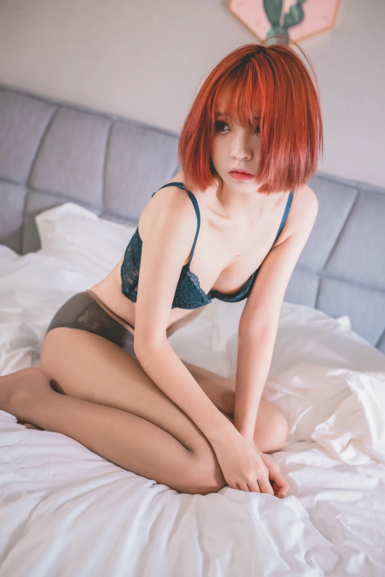 疯猫ss《OL真爱本子 OL2》主题写真：20张全套美图