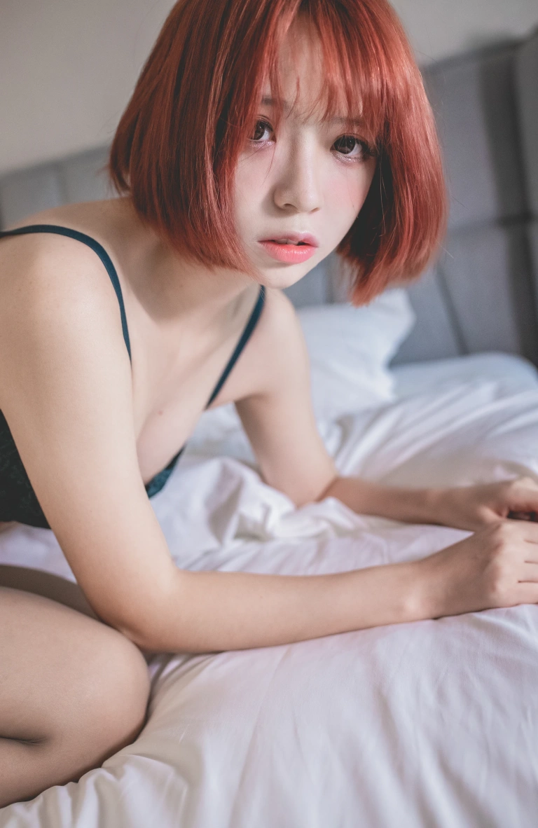 疯猫ss《OL真爱本子 OL2》主题写真：20张全套美图