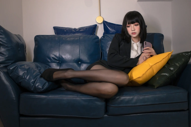 疯猫ss《OL真爱本子 制服OL》主题写真：30张全套美图