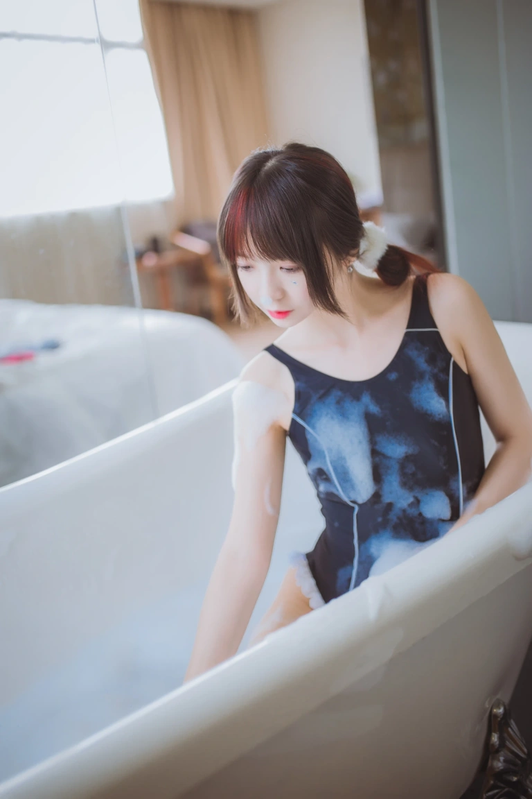 疯猫ss《浴缸》主题写真：33张全套美图