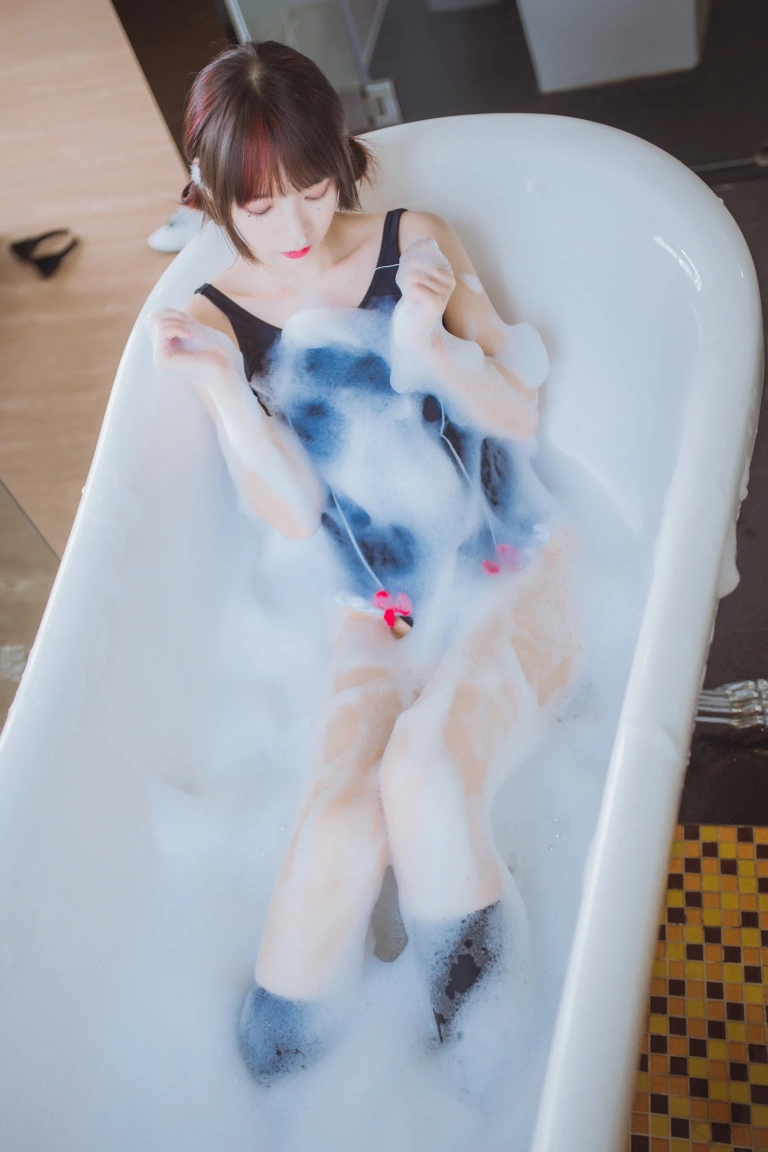 疯猫ss《浴缸》主题写真：33张全套美图