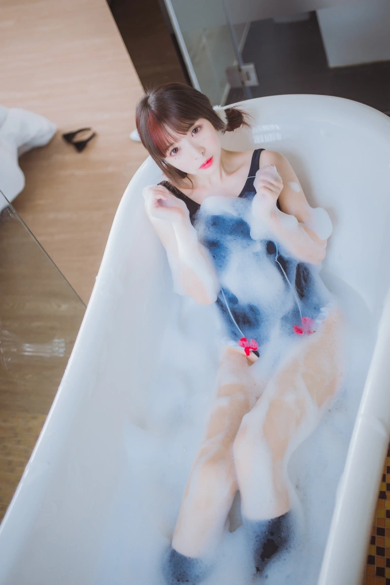 疯猫ss《浴缸》主题写真：33张全套美图