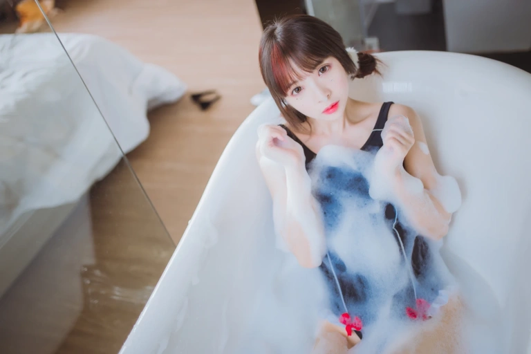 疯猫ss《浴缸》主题写真：33张全套美图