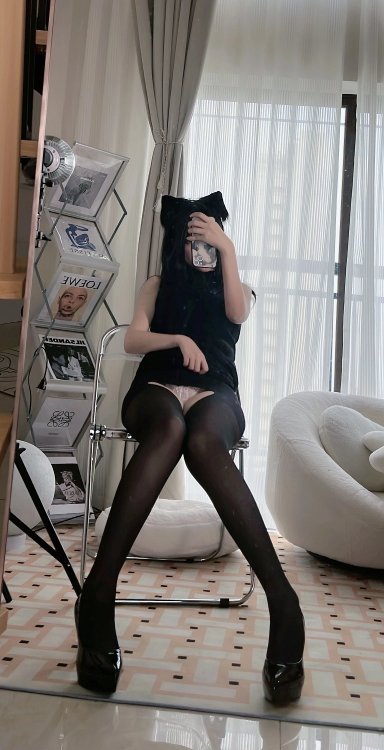 疯猫ss《2022新春生日本01 黑毛衣少女》主题写真：80张全套美图
