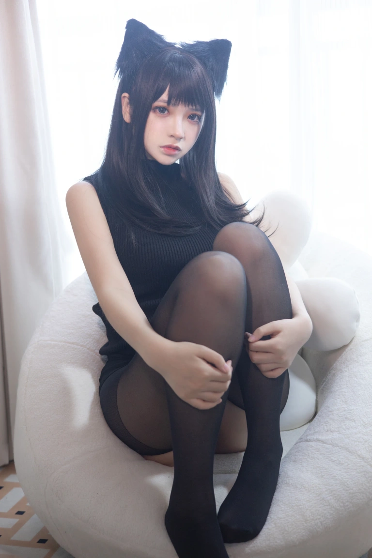 疯猫ss《2022新春生日本01 黑毛衣少女》主题写真：80张全套美图