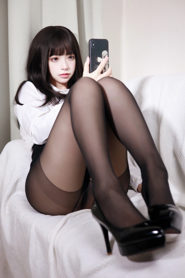 疯猫ss《2022 夏日限定B本 OL》主题写真：20张全套美图，含1个视频