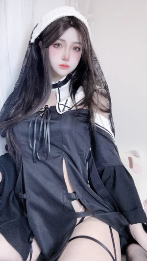 疯猫ss《修女自拍》主题写真：21张全套美图