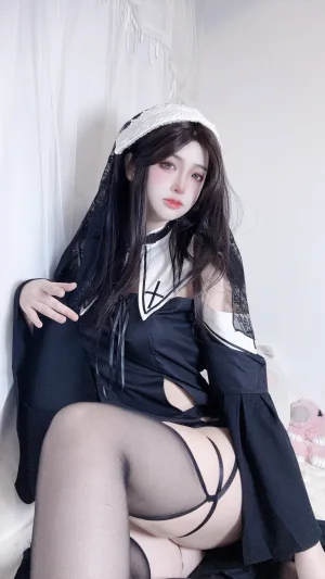 疯猫ss《修女自拍》主题写真：21张全套美图