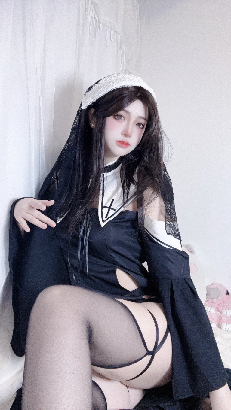 疯猫ss《修女自拍》主题写真：21张全套美图