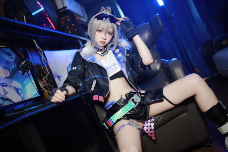 疯猫ss《少女衣橱 银狼》主题写真：37张全套美图
