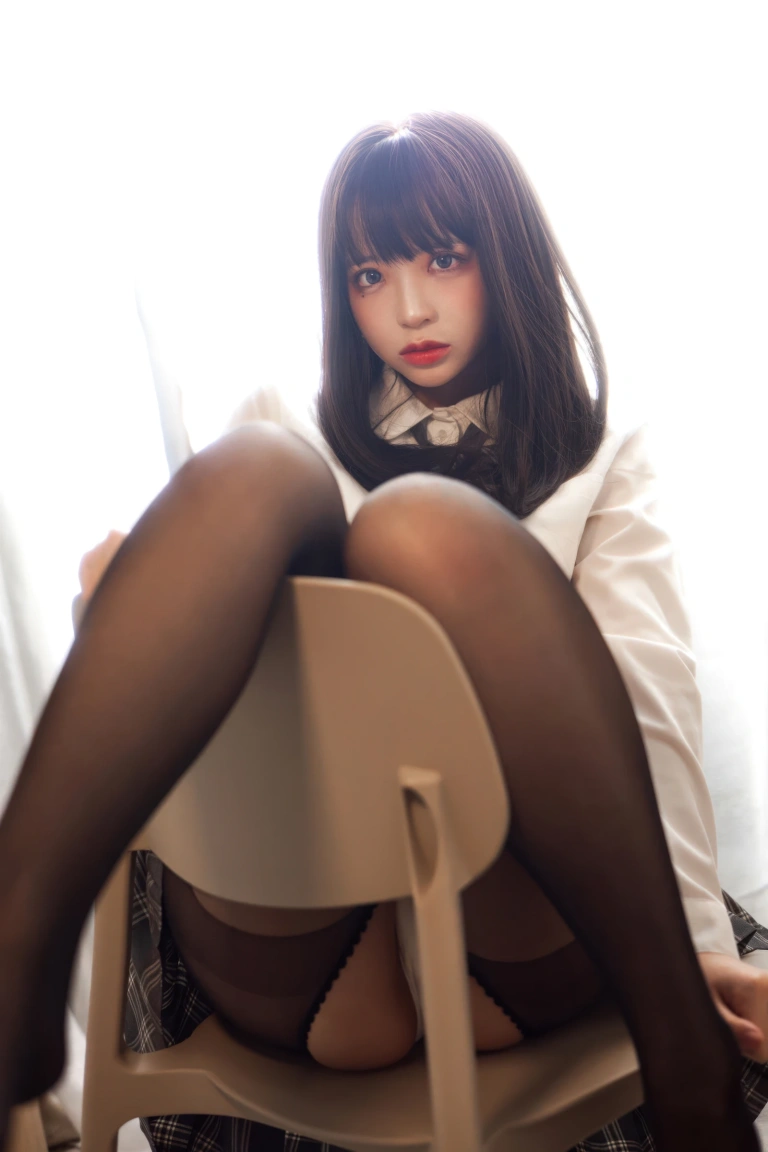 疯猫ss《黑丝格子裙》主题写真：40张全套美图