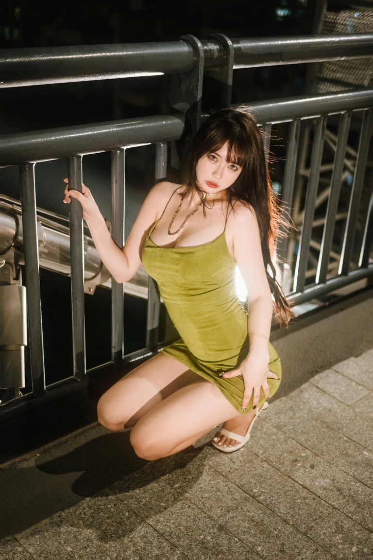 Tina很妖孽呀《绿色连衣裙》主题写真：35张全套美图