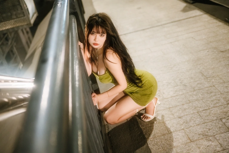 Tina很妖孽呀《绿色连衣裙》主题写真：35张全套美图