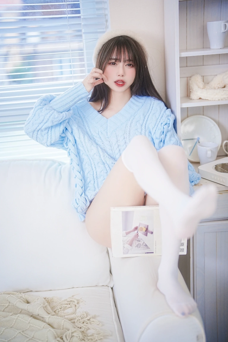Tina很妖孽呀《蓝色秋冬毛衣》主题写真：28张全套美图