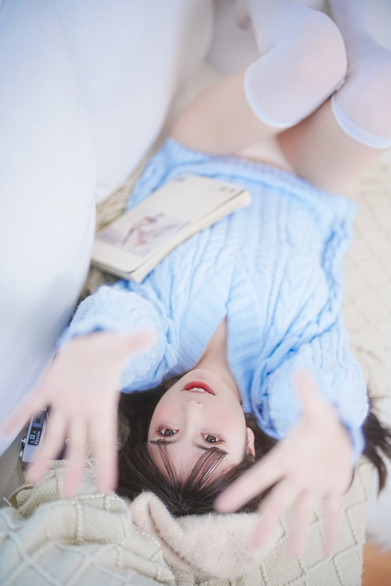 Tina很妖孽呀《蓝色秋冬毛衣》主题写真：28张全套美图