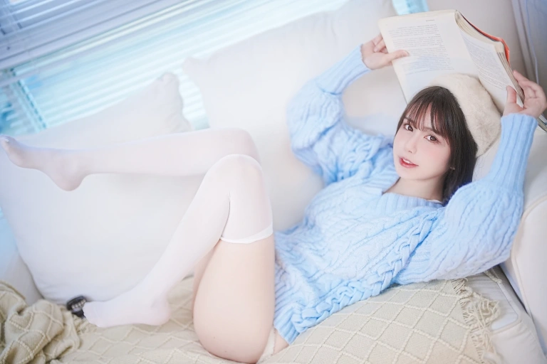 Tina很妖孽呀《蓝色秋冬毛衣》主题写真：28张全套美图