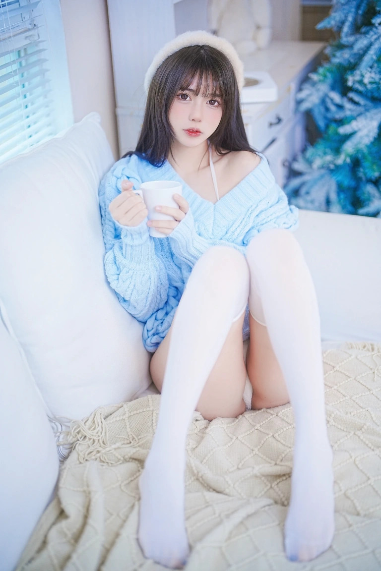 Tina很妖孽呀《蓝色秋冬毛衣》主题写真：28张全套美图